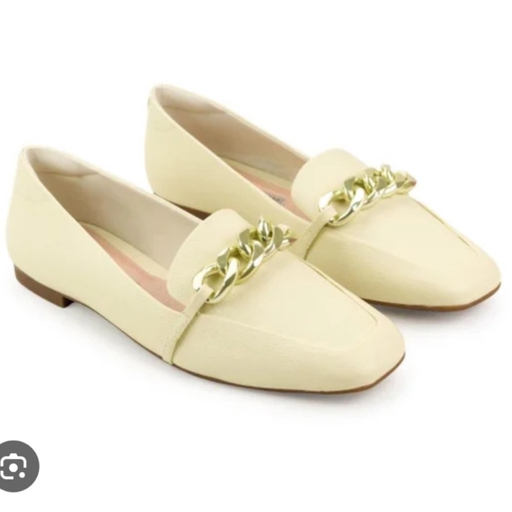 Women’s pale yellow Leather Loafers flats gold Chain Accent size 7 new in box